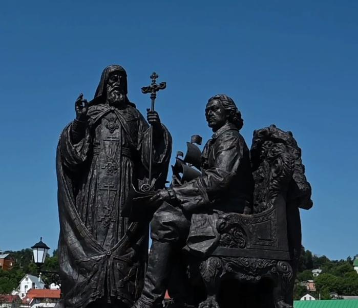 Памятник Митрофану и Петру