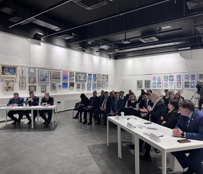 Собрались чинуши